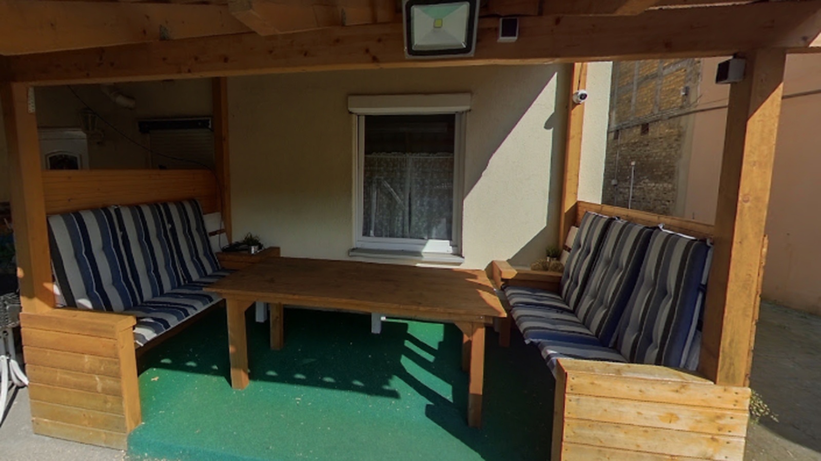 Überdachte Innenhof-Lounge